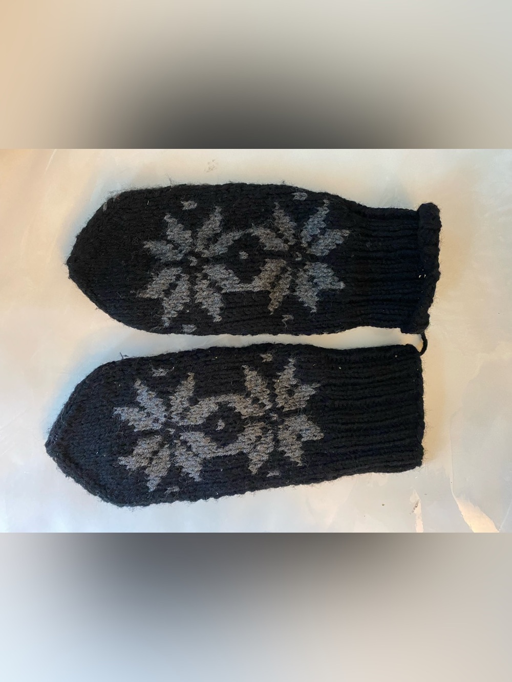 Black and Gray snowflake pattern Knit Mittens